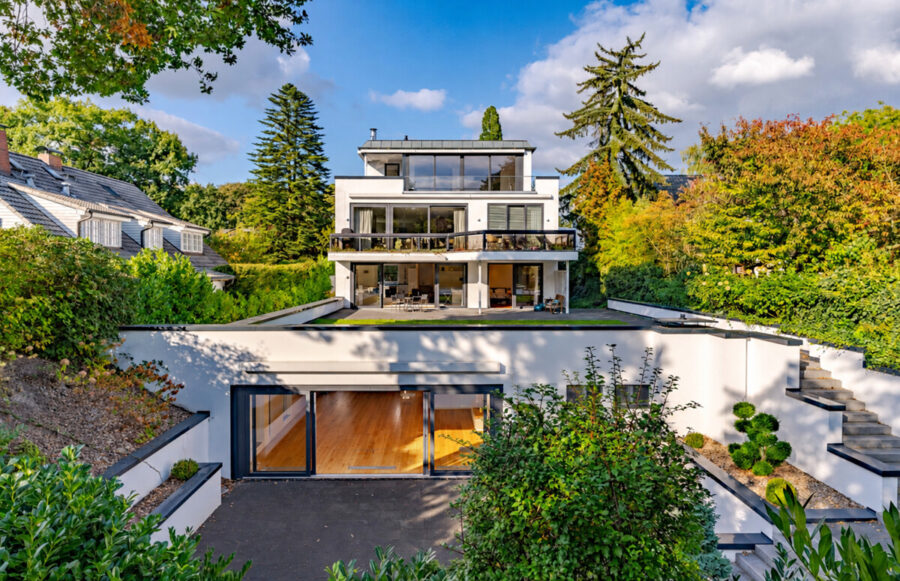Modernes Wohnen mit Privatgarten - Hausansicht (18170)