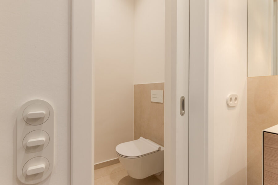 Besser gehts nicht – Kernsaniertes Haus, Aufzug, 2 Balkone mit Gewährleistung - Separate Toilette (15524)