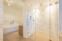 Vollbad mit separater Dusche