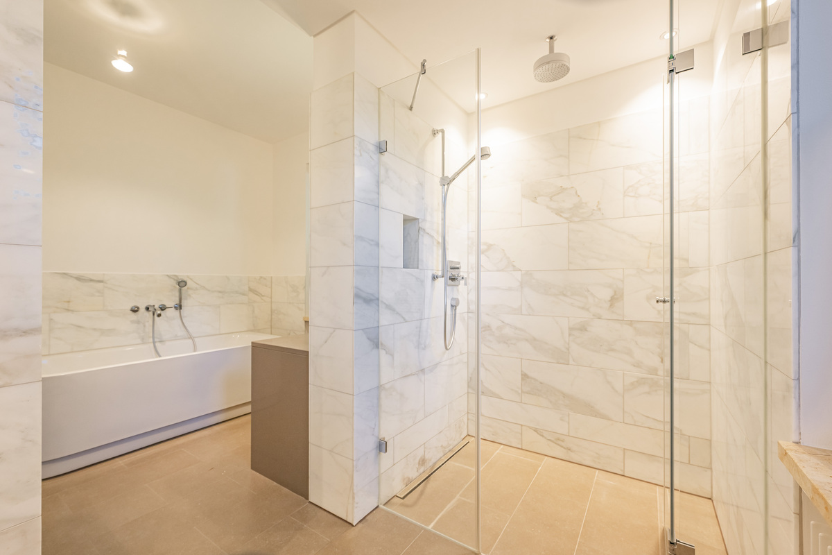 Vollbad mit separater Dusche