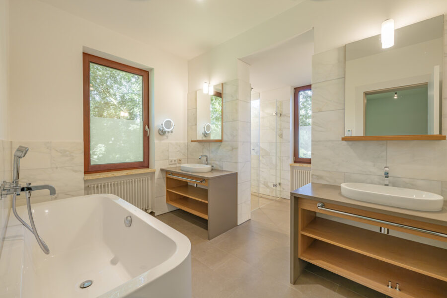 Exklusives Wohnen mit Parkblick - Vollbad mit separater Dusche (15905)