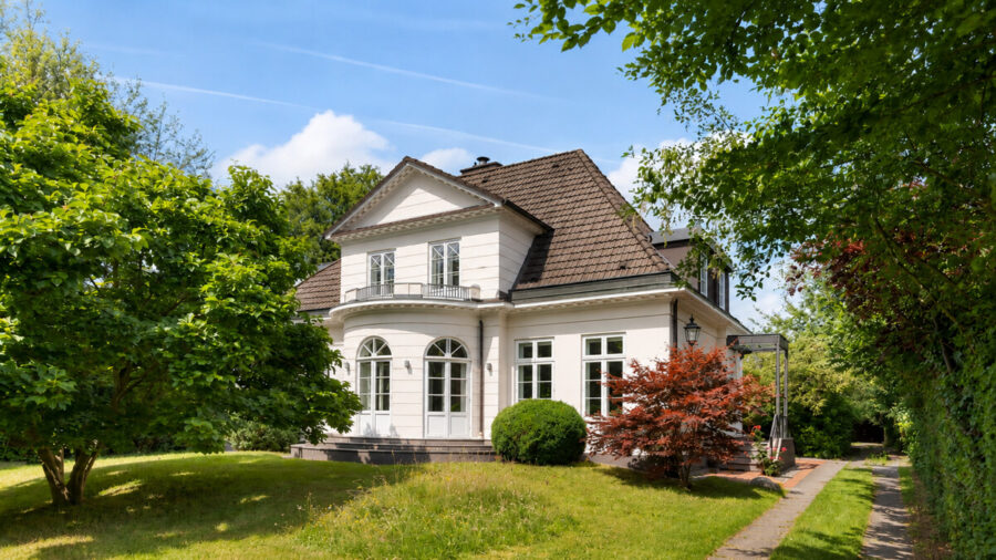 Landhausvilla in beliebter Lage - Gartenansicht (16745)