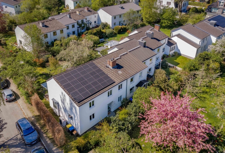 Charmantes Reihenmittelhaus sucht neue Ideen - Luftbild (11809)