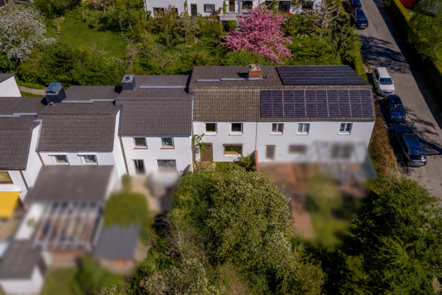 Charmantes Reihenmittelhaus sucht neue Ideen - Luftbild (11815)