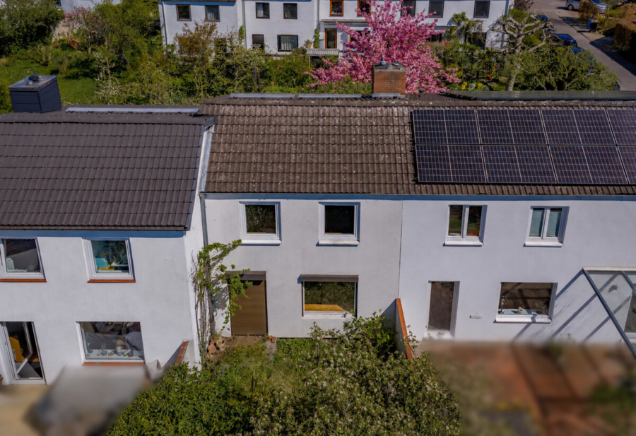 Charmantes Reihenmittelhaus sucht neue Ideen - Luftbild (11813)