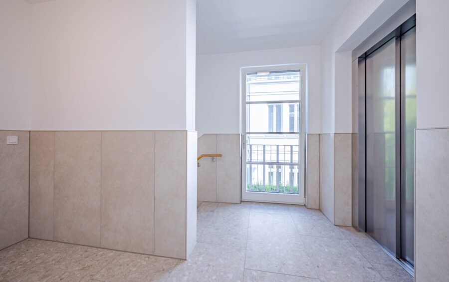 Elegantes Wohnen in Blankenese – Hochwertige Neubauwohnung in unmittelbarer Nähe zum Ortskern - Treppenhaus (17401)