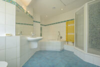 Vollbad mit separater Dusche
