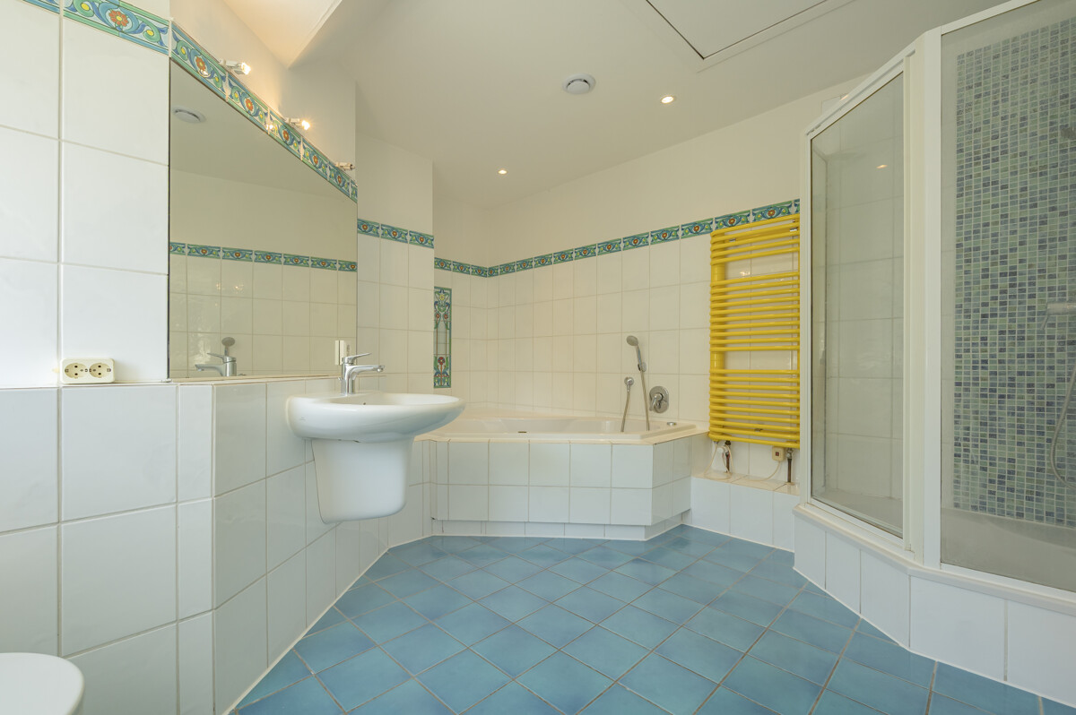 Vollbad mit separater Dusche