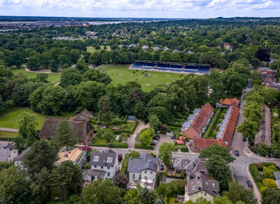 Zwischen Elbe und Parks – naturnahes Wohnen in den Elbvororten - Luftbild (17020)