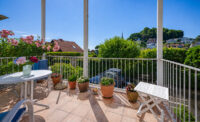 Balkon (KI-bearbeitet)
