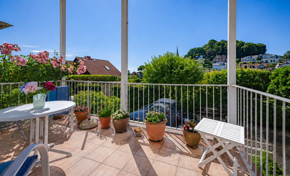 Balkon (KI-bearbeitet)