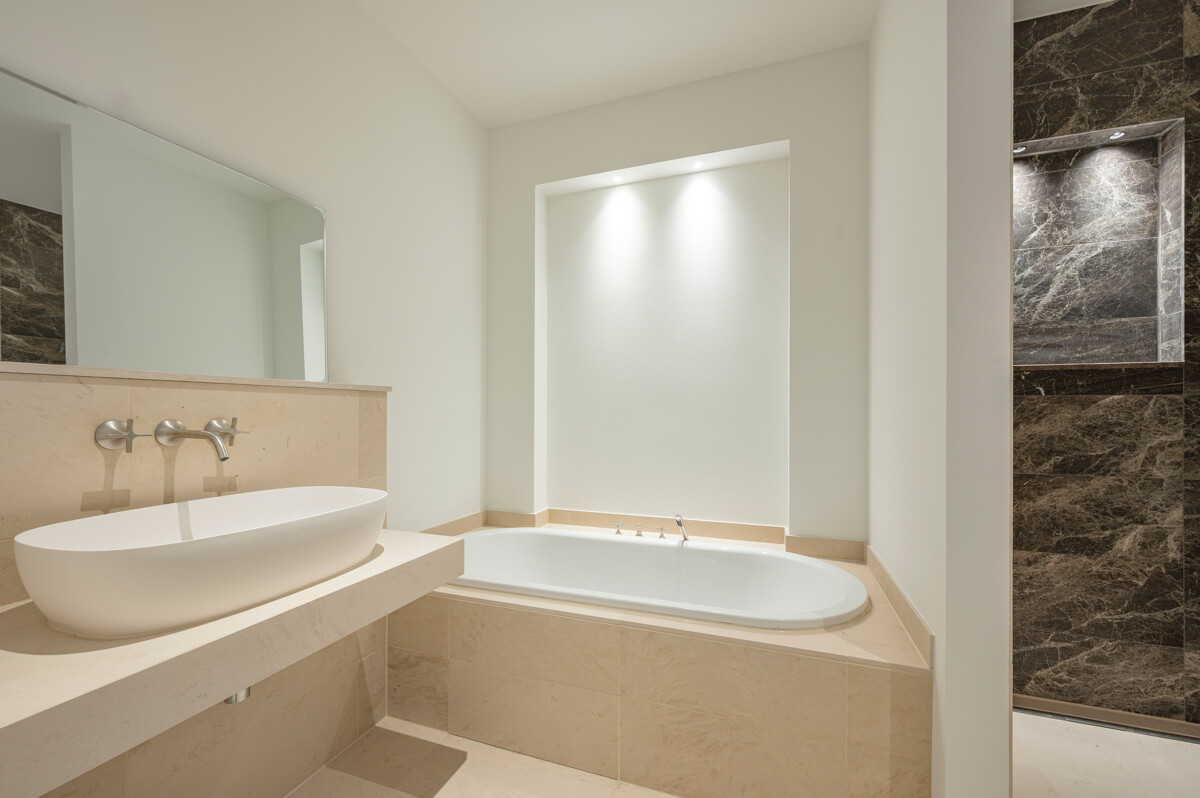 Waschtisch von Antonio Lupi | Dornbracht Armaturen in "platin-matt" | Oberflächen aus Limestone | Marmor in Okra Olive Dark