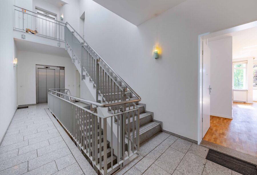 Hochwertiges Wohnen in Elbnähe - Treppenhaus (13524)