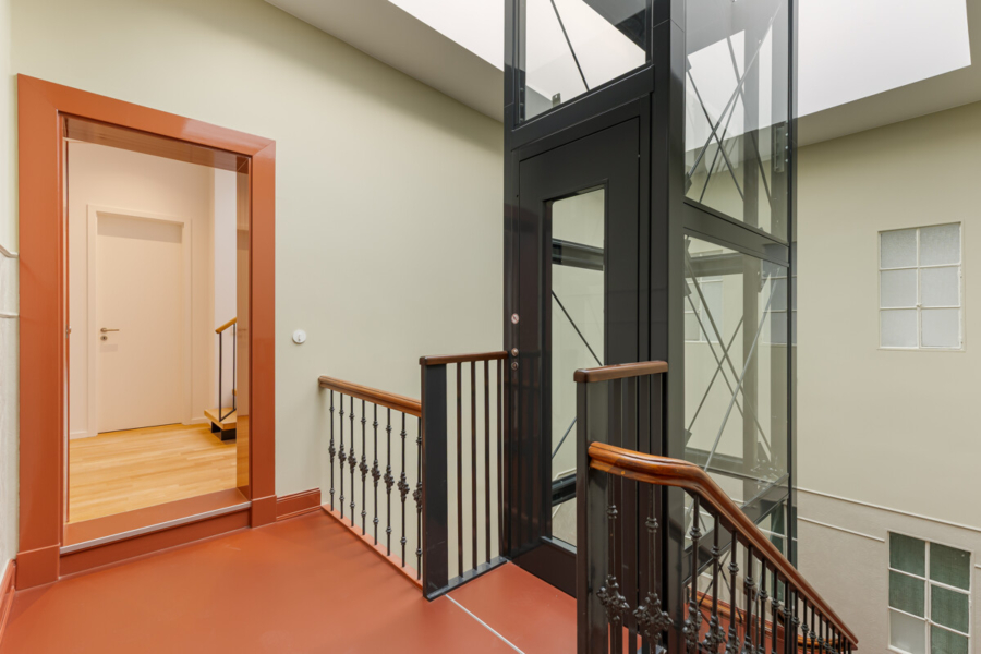 Neubau-Dachgeschoss mit Dachterrasse im Denkmal - Treppenhaus (12941)